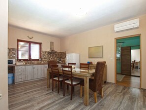 Kühlschrank, Mikrowelle, Herdplatte, Kochgeschirr/Geschirr/Besteck