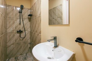 Tuala disediakan, sabun, tisu tandas