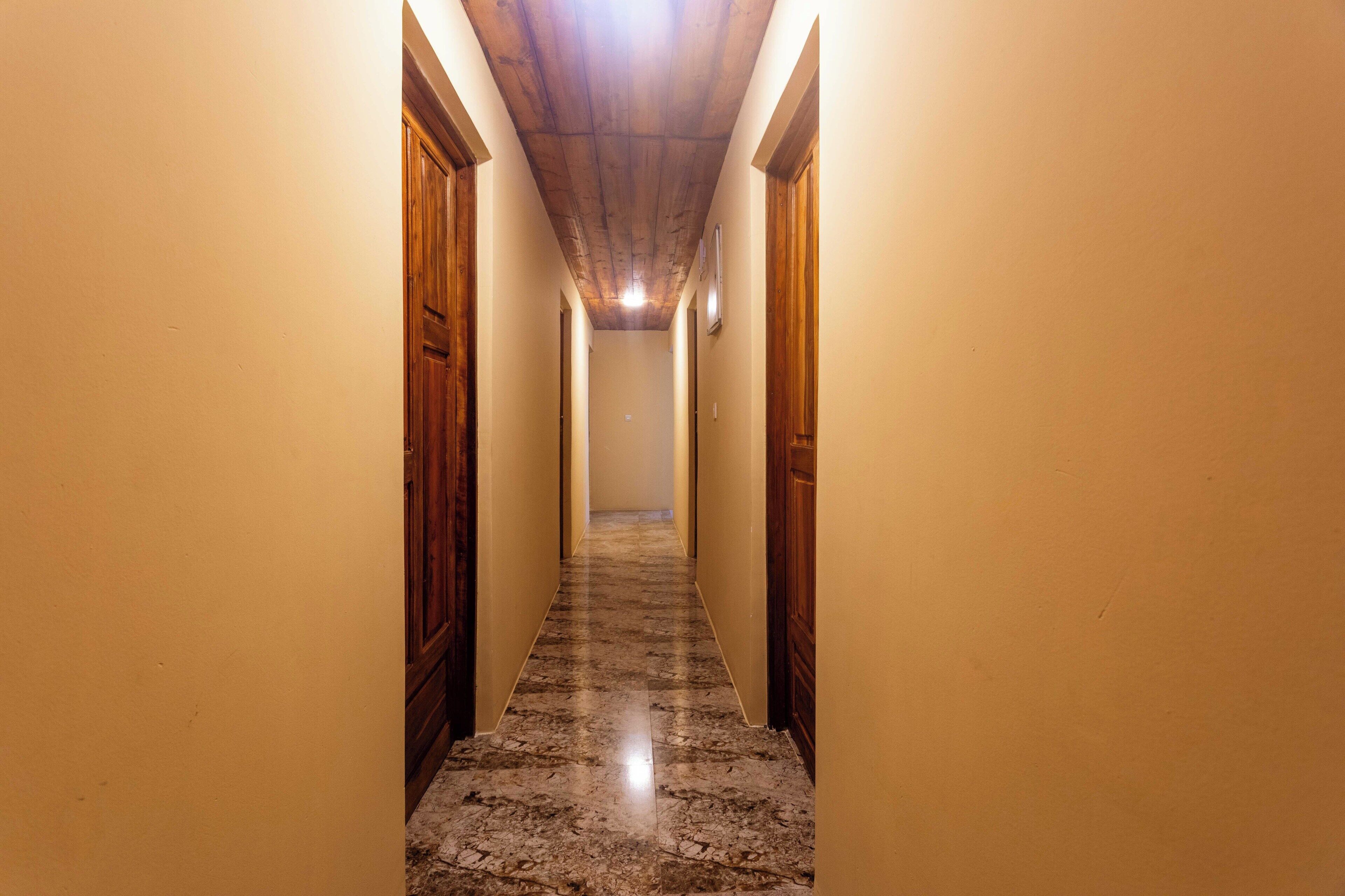 Caixa forta a l&#x27;habitació, cortines opaques i planxa i posts de planxar 