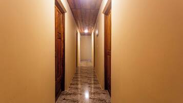 Caja de seguridad en la habitación y cortinas blackout