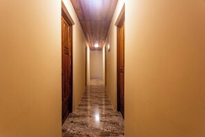 Zimmersafe, Verdunkelungsvorhänge, Bügeleisen/Bügelbrett