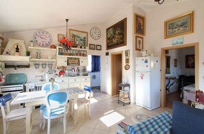 Fridge, oven, stovetop, coffee/tea maker