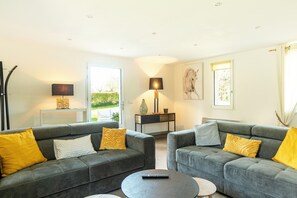 Älytelevisio, takka, kirjoja