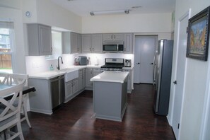 ثلاجة، ميكروويف، فرن، موقد طهي مسطح