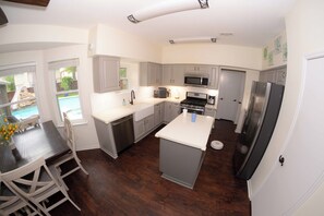 ثلاجة، ميكروويف، فرن، موقد طهي مسطح