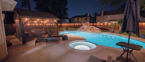 Alberca al aire libre y alberca climatizada