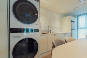 Kühlschrank, Mikrowelle, Hochstuhl, Kochgeschirr/Geschirr/Besteck