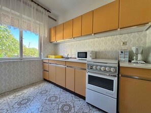 Kühlschrank, Ofen, Herdplatte, Wasserkocher mit Kaffee-/Teezubehör