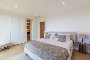5 chambres, coffres-forts dans les chambres, fer et planche à repasser