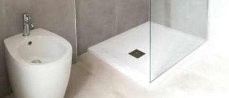 Dusj, hårføner, bidé og håndklær