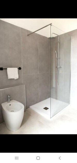 Douche, sèche-cheveux, bidet, serviettes fournies