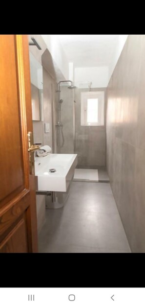 Douche, sèche-cheveux, bidet, serviettes fournies