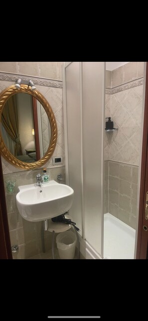 Dusche, Haartrockner, Bidet, Handtücher