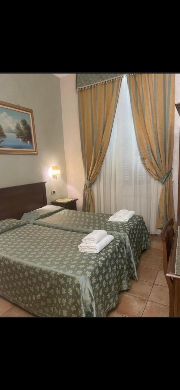 6 bedrooms, desk, free WiFi, bed sheets