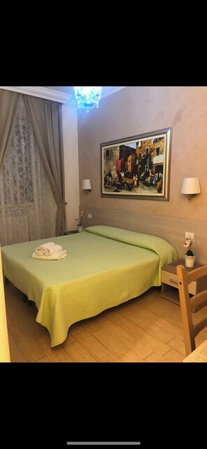 6 bedrooms, desk, free WiFi, bed sheets