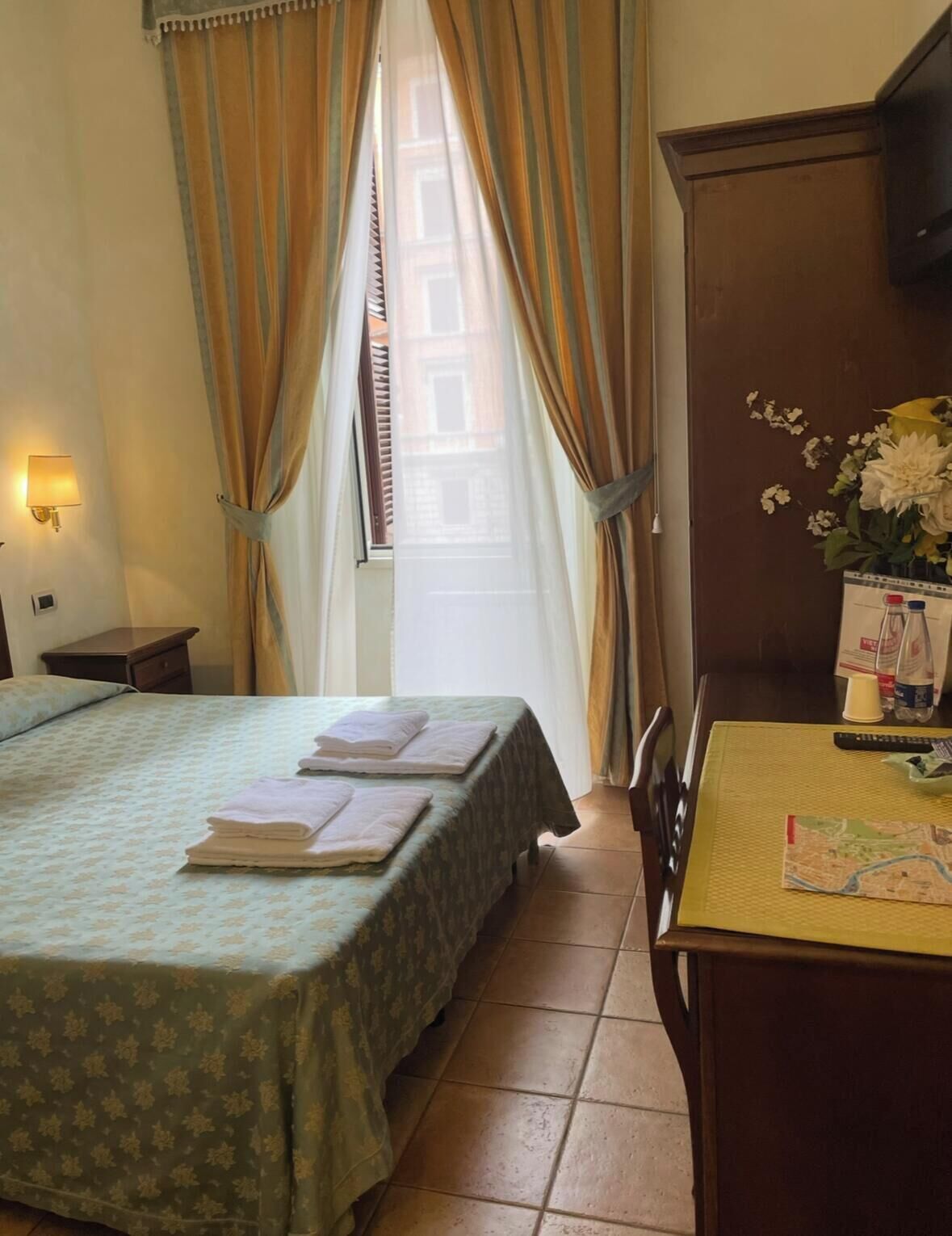 6 bedrooms, desk, free WiFi, bed sheets