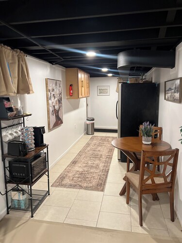 Cozy Garden Suite minutes from O'hare and Rosemont + Free Parking