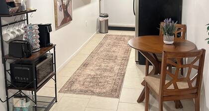 Cozy Garden Suite minutes from O'hare and Rosemont + Free Parking