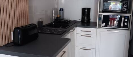 Réfrigérateur, micro-ondes, plaque de cuisson, cafetière/bouilloire