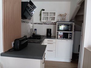 Kjøleskap, mikrobølgeovn, kokeplater og kaffetrakter/tekoker