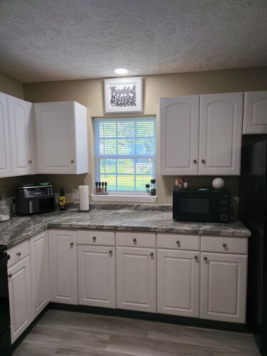 2BR/2BA  Home Near Fort Stewart, Close to Dining & Shopping