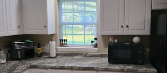 2BR/2BA  Home Near Fort Stewart, Close to Dining & Shopping