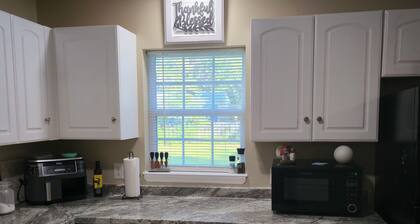 2BR/2BA Home Near Fort Stewart, Close to Dining & Shopping