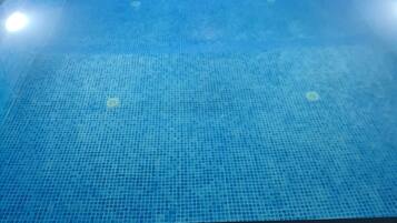 Een binnenzwembad, een verwarmd zwembad