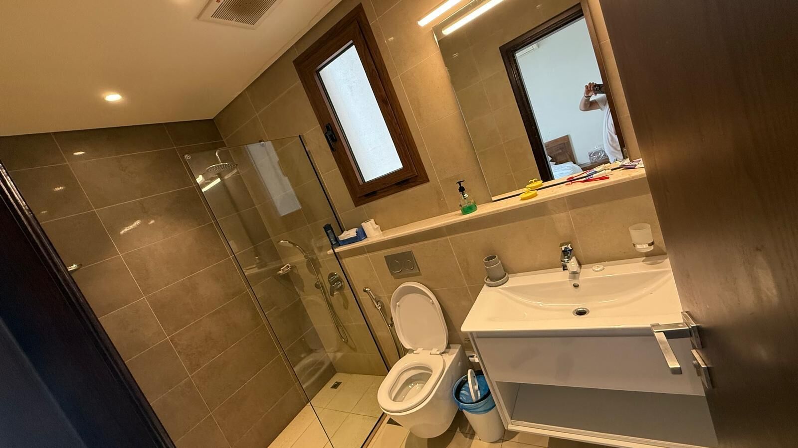 Douche, bidet, serviettes fournies, savon