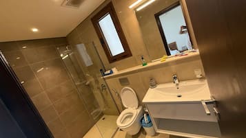 Douche, bidet, serviettes fournies, savon