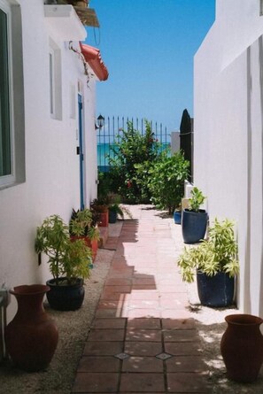 المنطقة المحيطة بالمنشأة