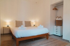 غرفة مزدوجة عادية - سرير كبير | مكتب ومساحة عمل للكمبيوتر المحمول وواي فاي مجانًا