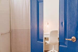 غرفة مزدوجة عادية - سرير ملكي | مكتب ومساحة عمل للكمبيوتر المحمول وواي فاي مجانًا