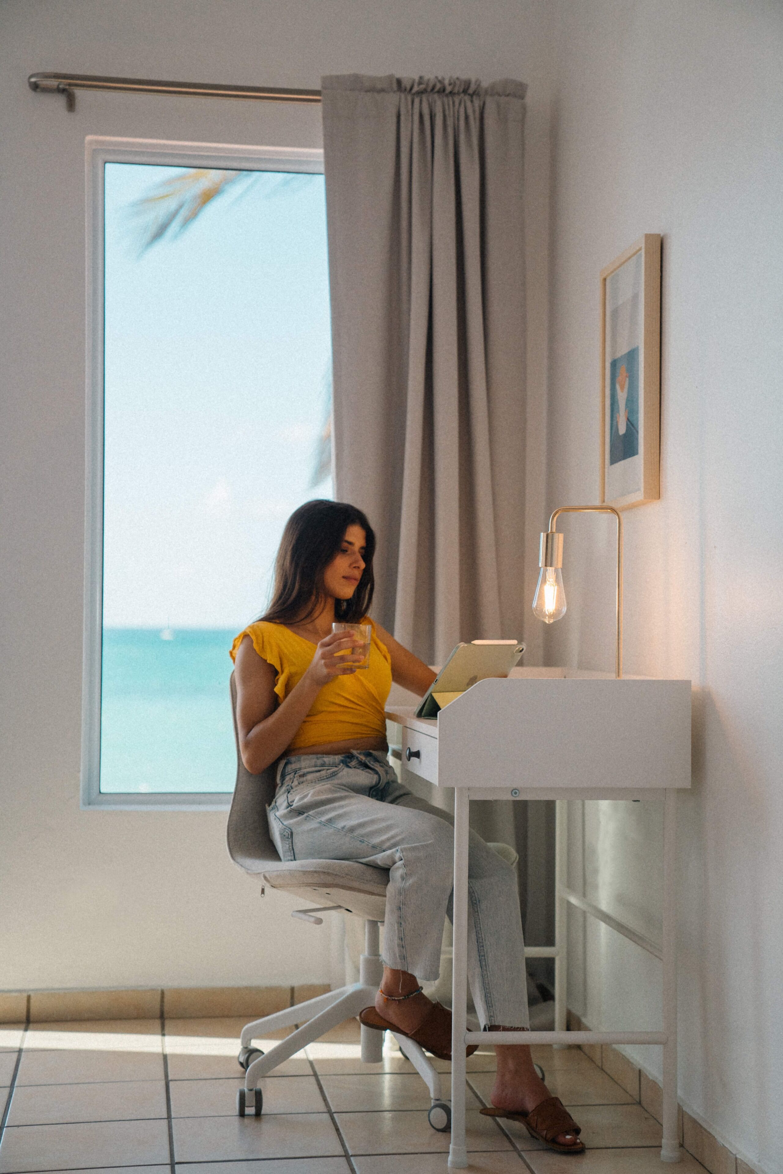 Quarto casal superior, sacada, vista para o mar | Escrivaninha, espaço de trabalho para notebook, Wi-Fi de cortesia