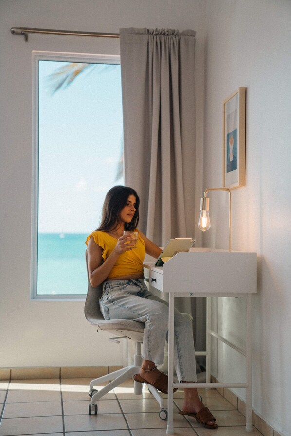 غرفة سوبيريور مزدوجة - بشرفة - بمنظر للبحر | مكتب ومساحة عمل للكمبيوتر المحمول وواي فاي مجانًا