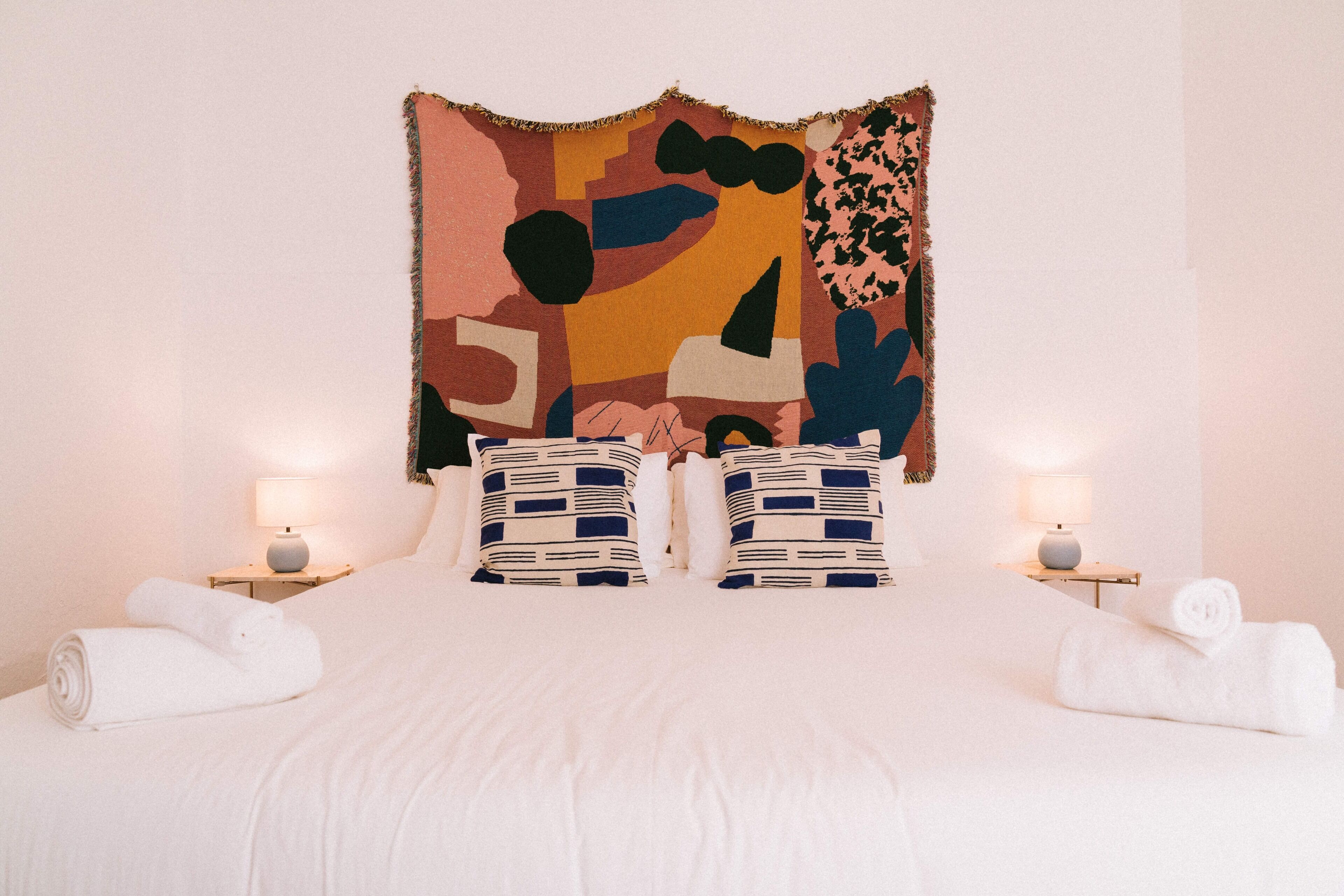 Escritorio, espacio para trabajar con laptop y wifi gratis 