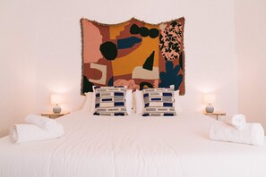 Escritorio, espacio para trabajar con laptop y wifi gratis 