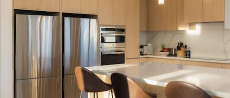 Superior Double Room, 1 Queen Bed | Shared kitchen