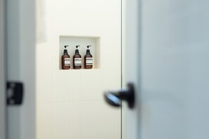 ห้องคลาสสิกดับเบิล, เตียงควีนไซส์ 1 เตียง | ห้องน้ำ | ฝักบัว, ไดร์เป่าผม, ผ้าเช็ดตัว, สบู่