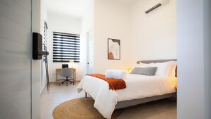 A modern bedroom with a bed, a desk, and a chair. - Outsite Puerto Rico Aguadilla - Work, Connect, Explore (Aguacate)