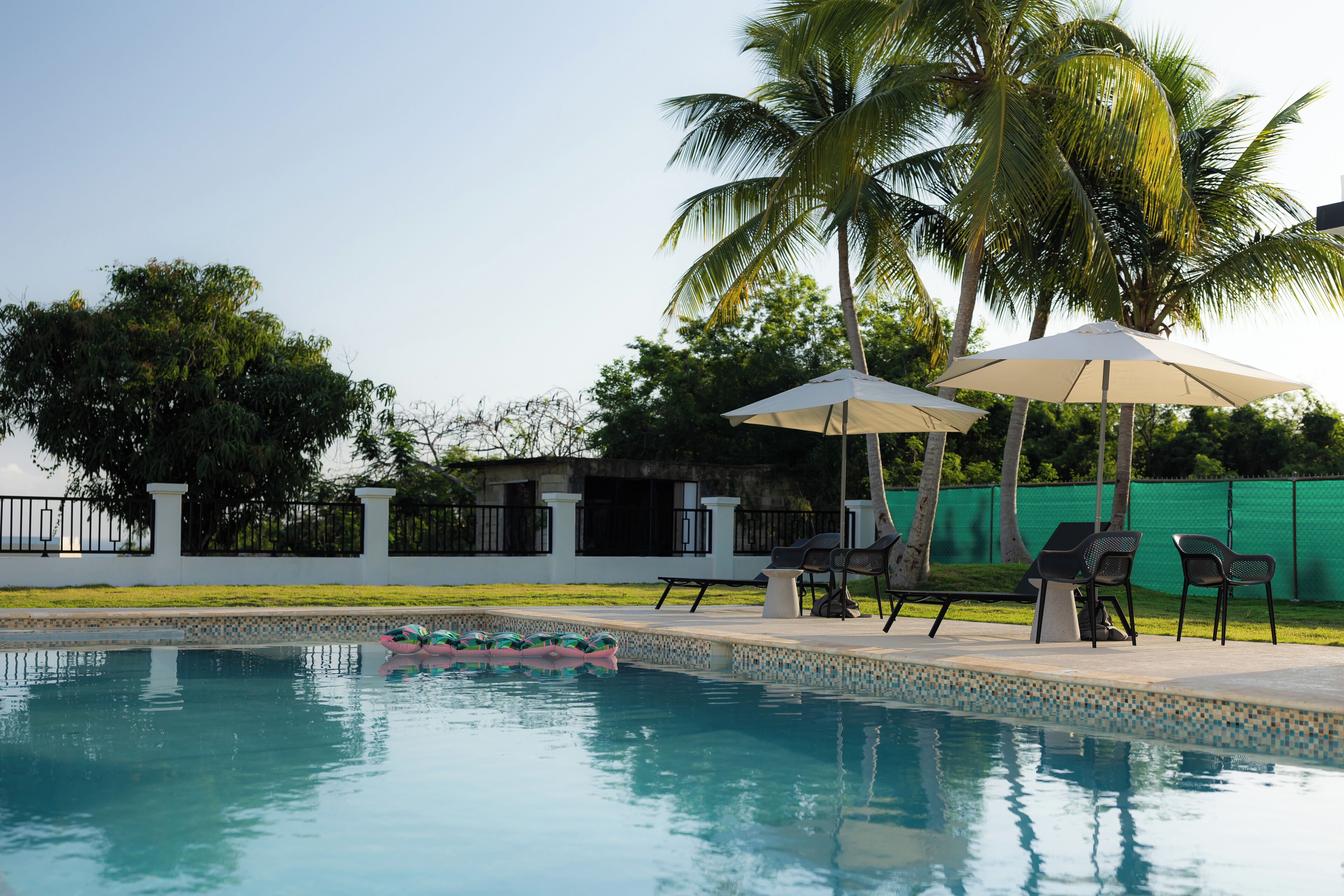 สระว่ายน้ำกลางแจ้ง