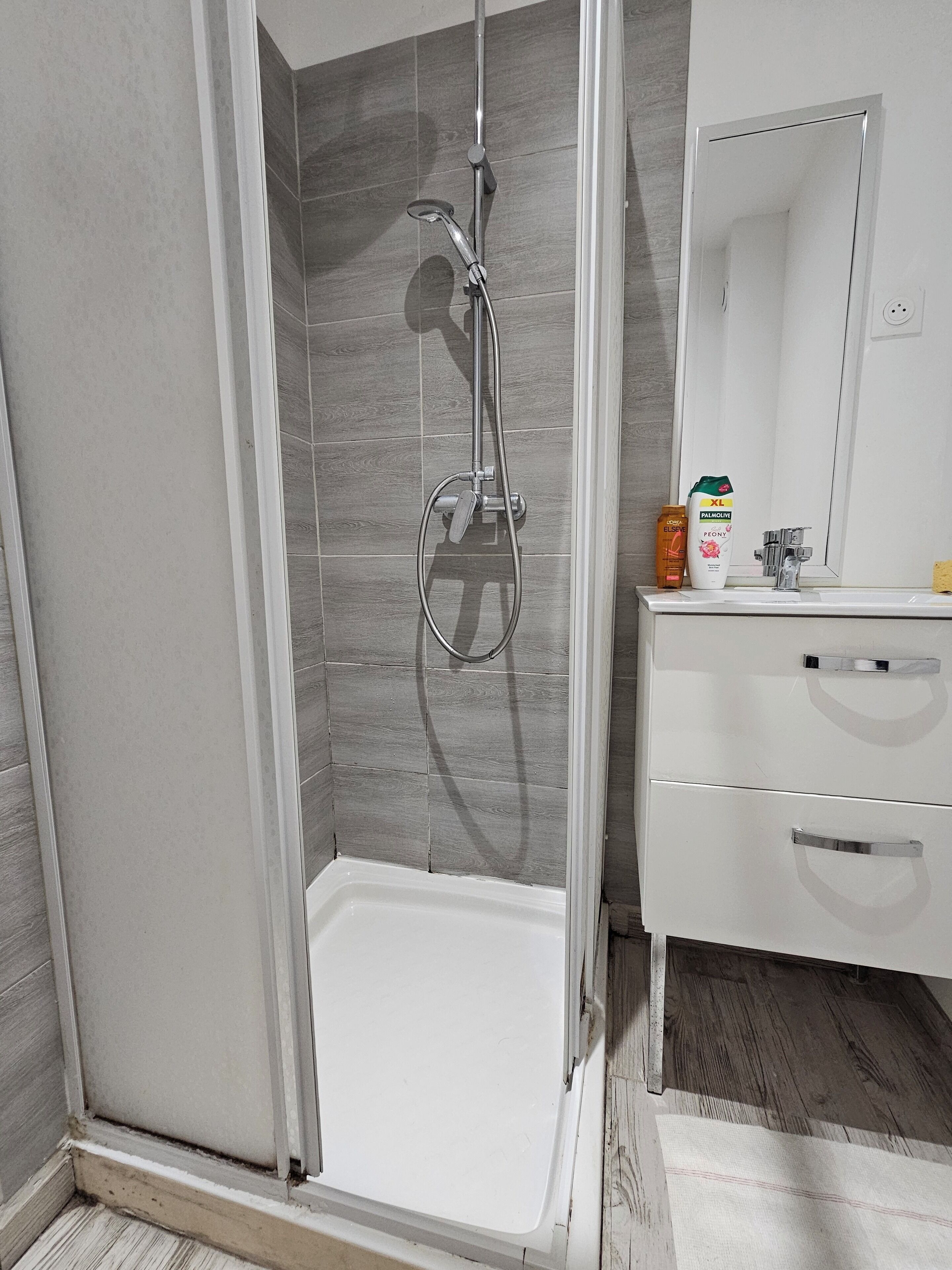 Toalhas de banho, papel higiênico