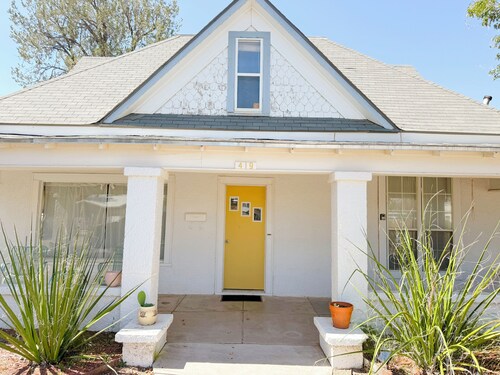 La Paloma: Charming 3 Bedroom in the heart of Marfa!