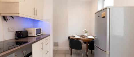 ثلاجة، ميكروويف، فرن، محمصة خبز