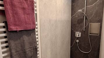 Bruser, hårtørrer, håndklæder, Sæbe