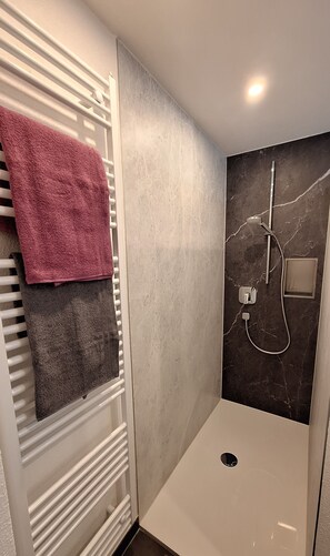 Bruser, hårtørrer, håndklæder, Sæbe