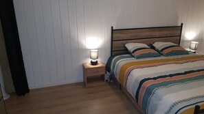 3 habitaciones, tabla de planchar con plancha, internet y ropa de cama