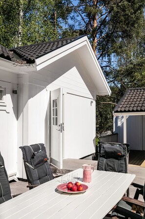 Outdoor dining - Seaside Serenity, Modern Family Retreat (Värmdö)