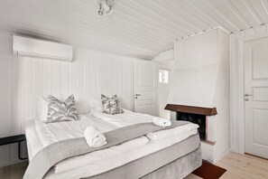 Desk, iron/ironing board, travel crib, WiFi - Seaside Serenity, Modern Family Retreat (Värmdö)