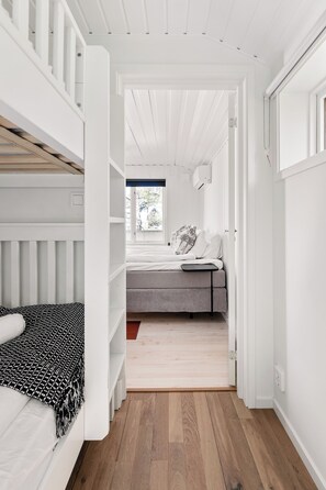 4 عدّة غرف نوم ومكواة/لوح كي وواي فاي وملاءات أسرّة